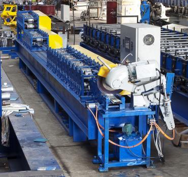 Máquina de conformação de caixilhos de portas