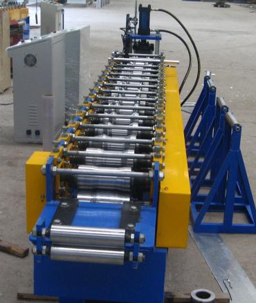 Máquina de conformação de rolos para bandejas de cabos