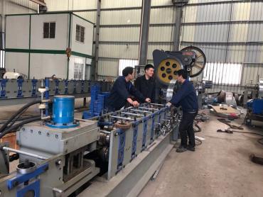 Máquina de conformação de rolos para bandejas de cabos